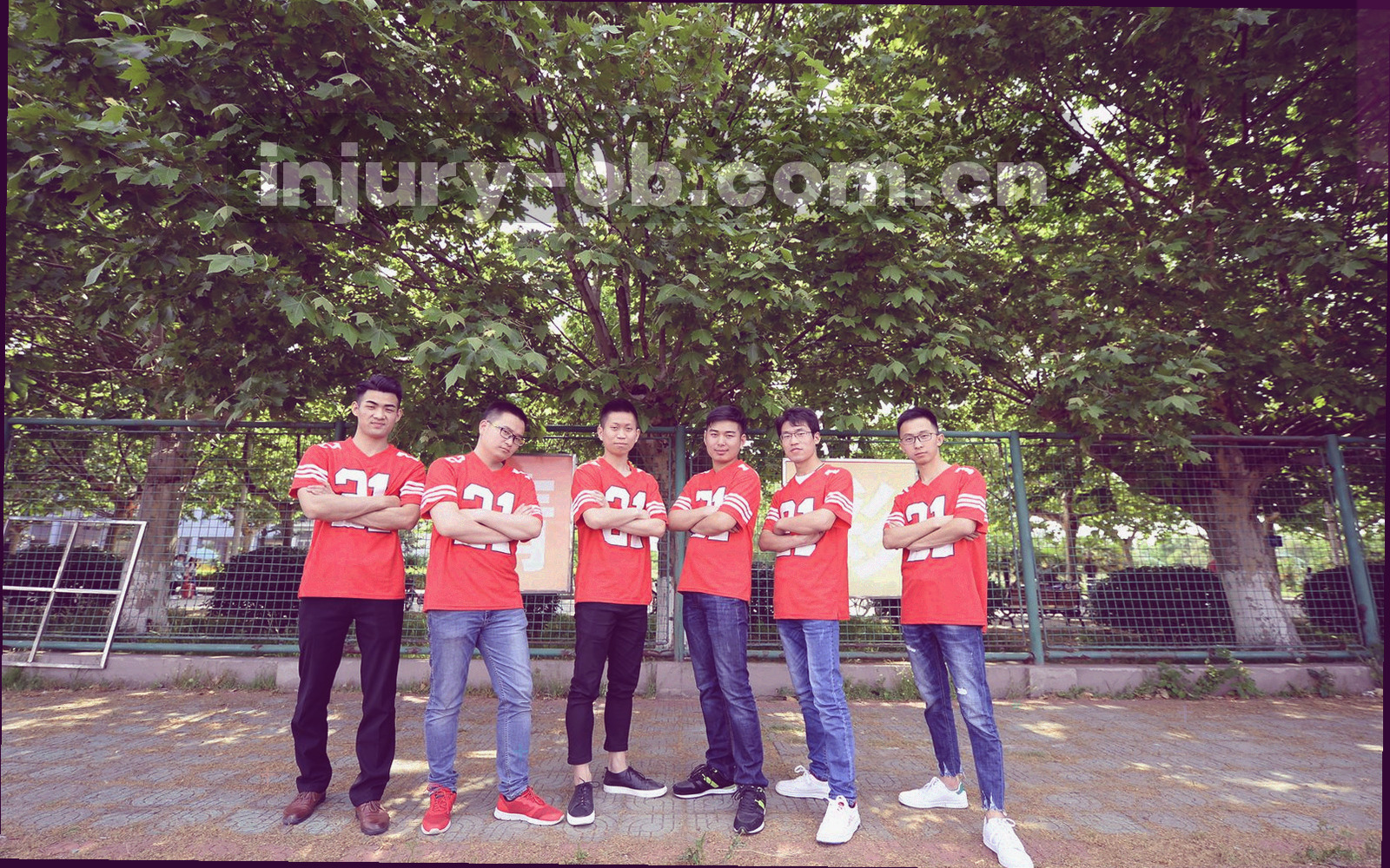 摆有统计图表打印件、荧光笔与笔记本的工作台俯视画面，不出现可辨认人物